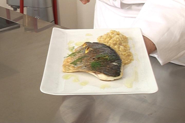 Filet de dorade piqué au citron, risotto de blé cuisiné-image
