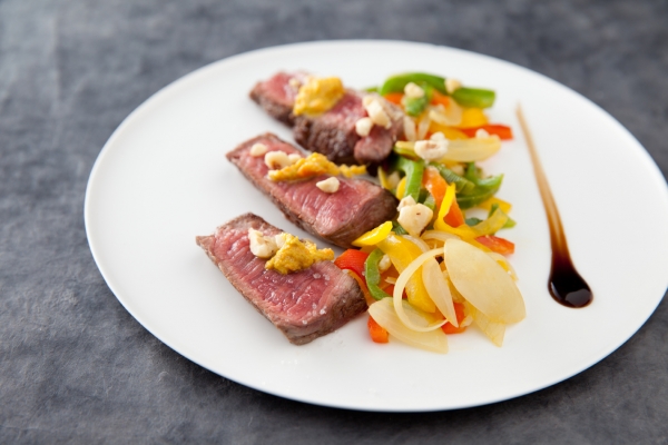 Coeur de rumsteck laqué façon Tataki, confit de poivrons &quot;satay&quot; aux éclats de cacahuètes-image