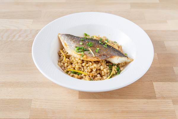 Filet de daurade piqué au citron, blé cuisiné-image