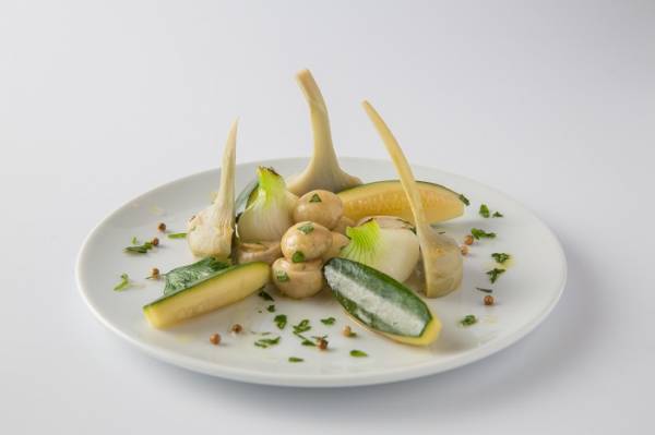 Légumes à la grecque : artichaut, champignon, courgette et petits oignons-image