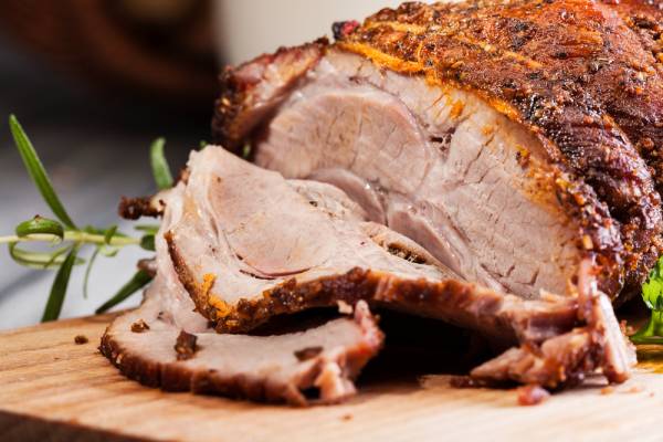 Epigramme d&apos;agneau grillé aux herbes, crème d&apos;ail et purée de carottes-image
